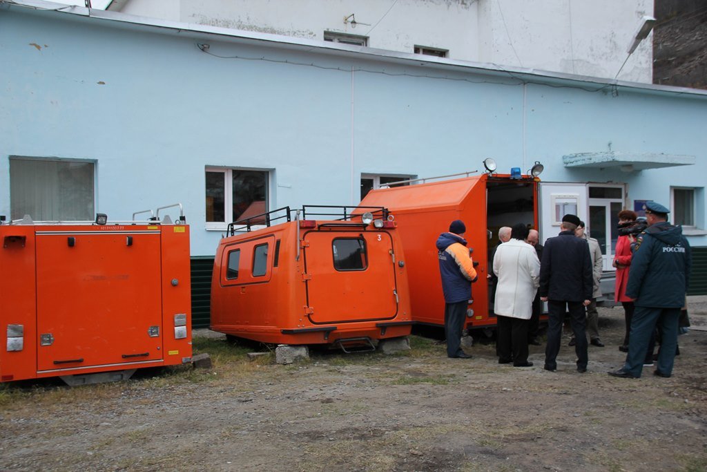 Губернатор осматривает вездеходы