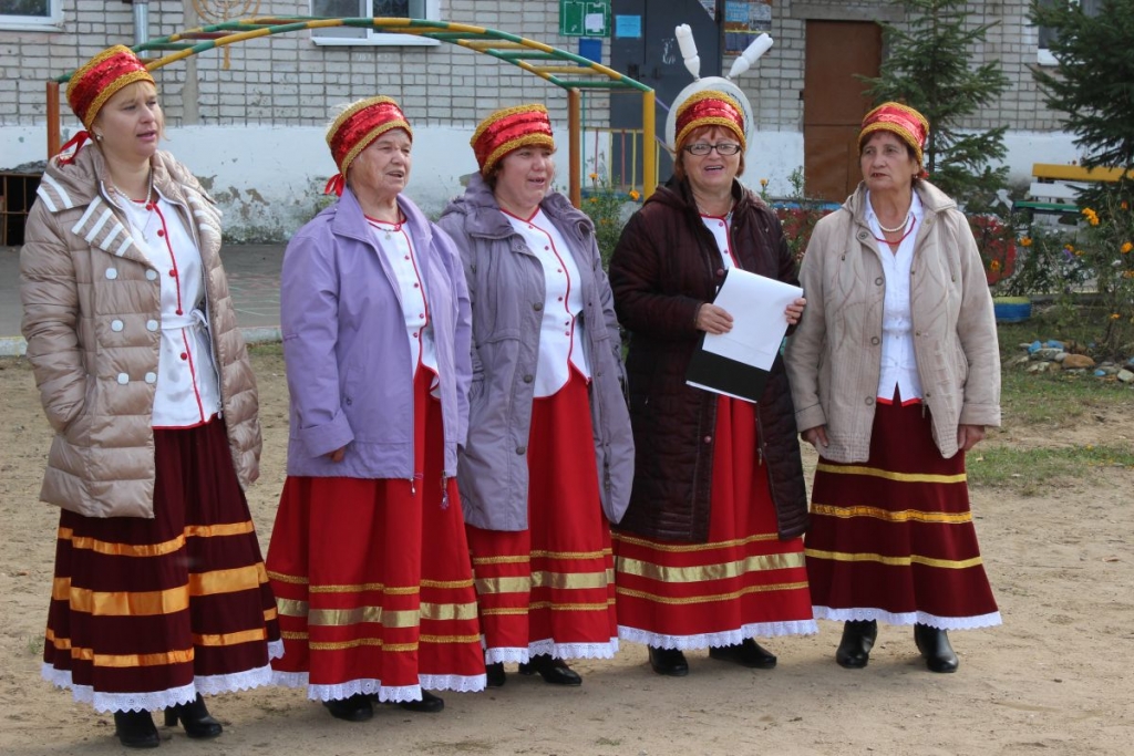 Были песни, конкурсы и чаепитие с тортом