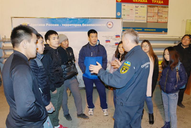 Якутские школьникии и студенты познакомились с работой спасателей