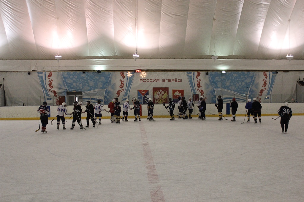 "СВГУ" и "МорПОРТ" сразились на ледовой арене в Магадане