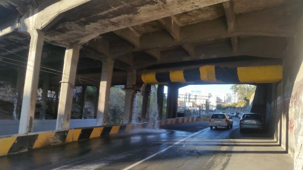 Горячая вода льется из трубы