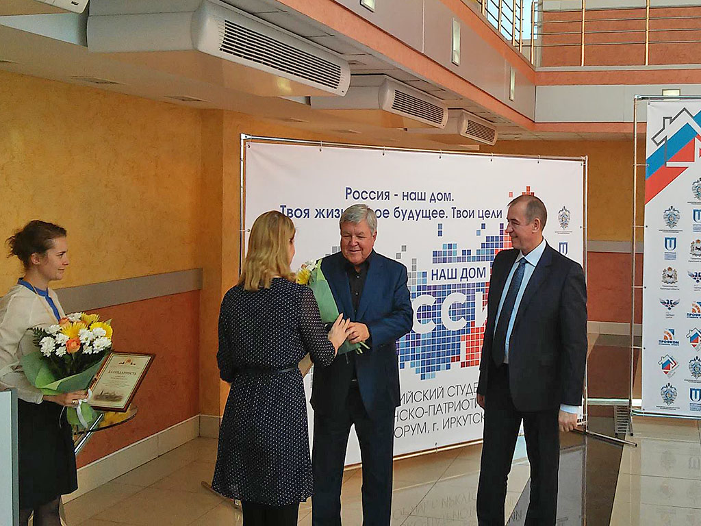 Николай Рогожкин вручил благодарственные письма активным молодым людям