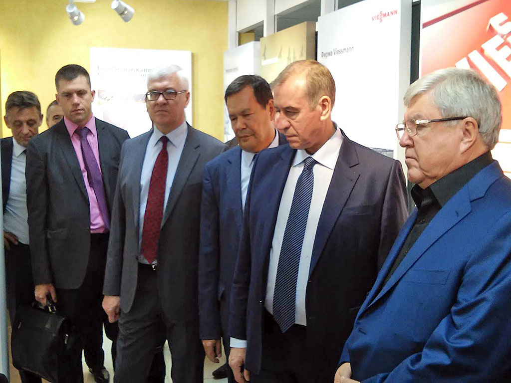 Полпреду и губернатору представили приборы учета электроэнергии для увеличения энергоэффективности предприятий