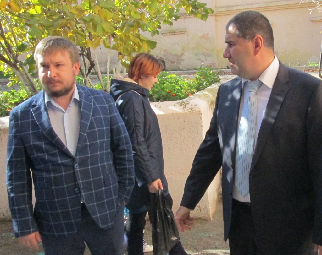 В ходе осмотра объекта министр ЖКХ обратил внимание директора подрядной организации Николая Петренко на неукоснительность соблюдения сроков договора.