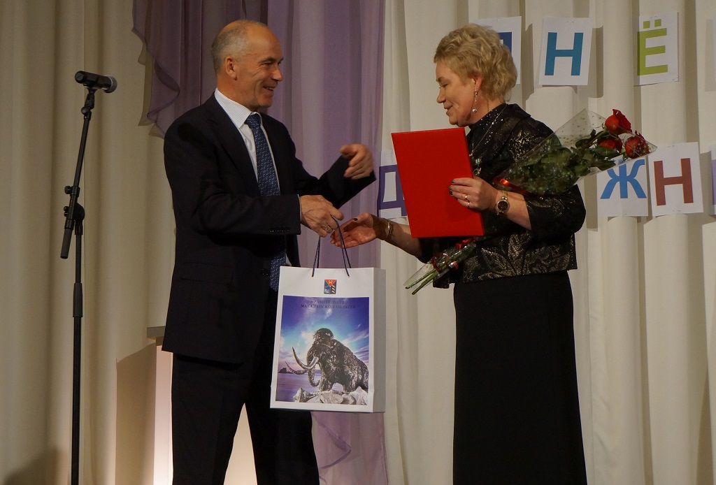 Памятный адрес и подарок от губернатора вручили Министру дорожного хозяйства, транспорта и связи Наталье Сычевой