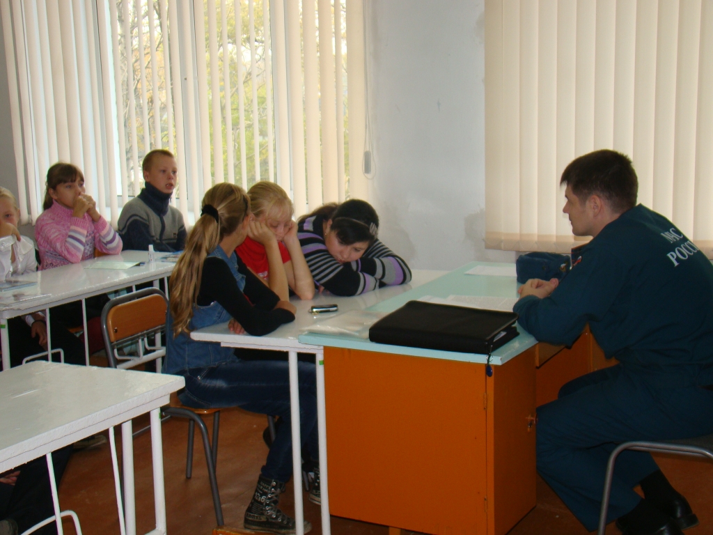 Спасатели ЕАО преподали урок гражданской обороны биробиджанским школьникам