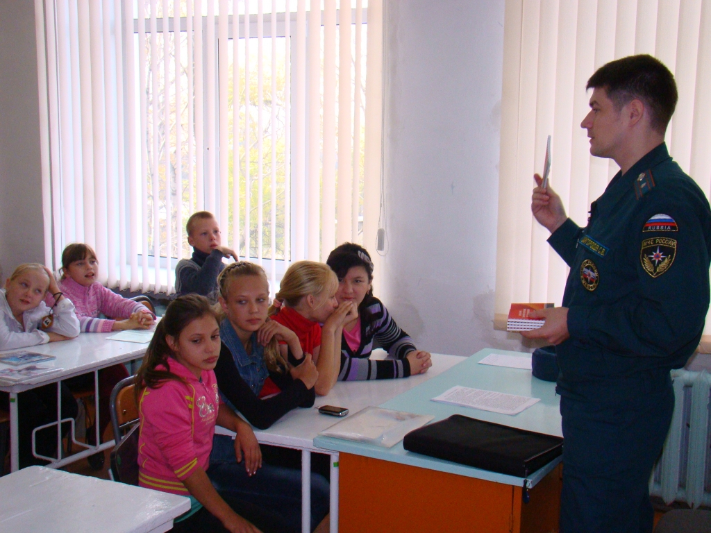 Спасатели ЕАО преподали урок гражданской обороны биробиджанским школьникам