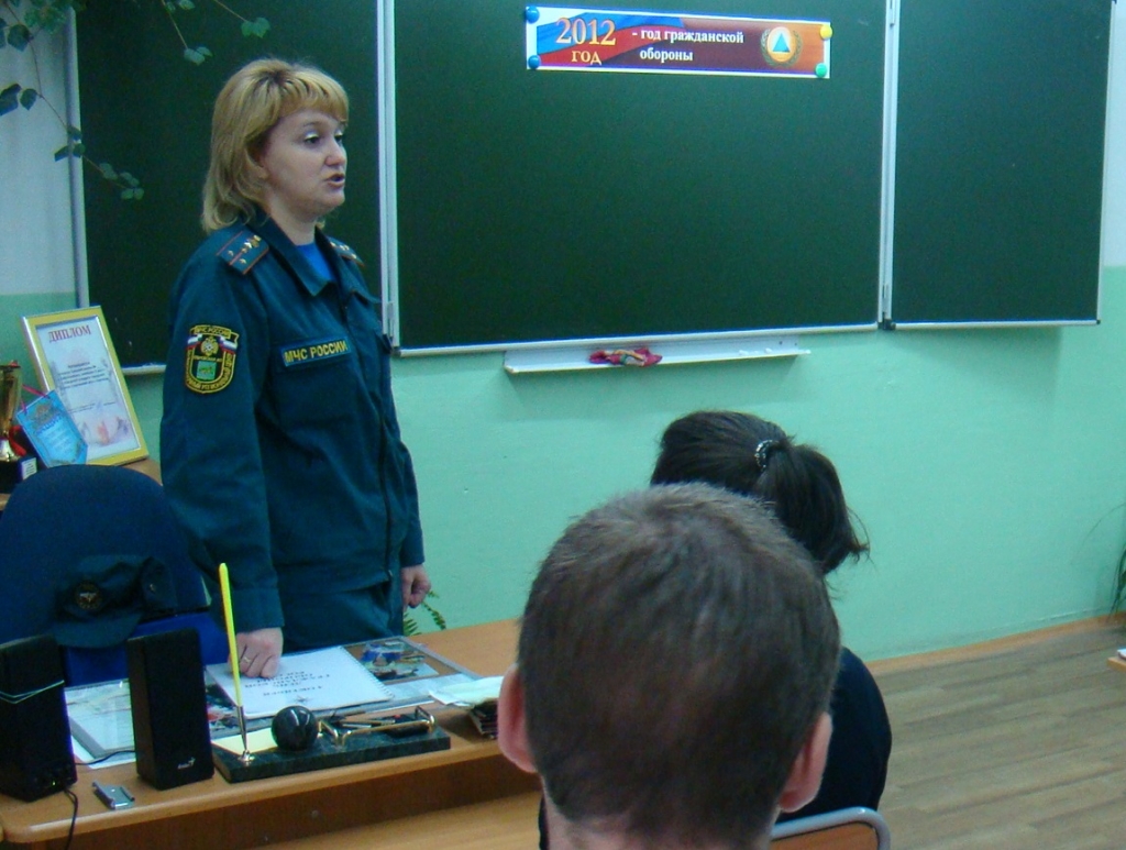 Спасатели ЕАО преподали урок гражданской обороны биробиджанским школьникам