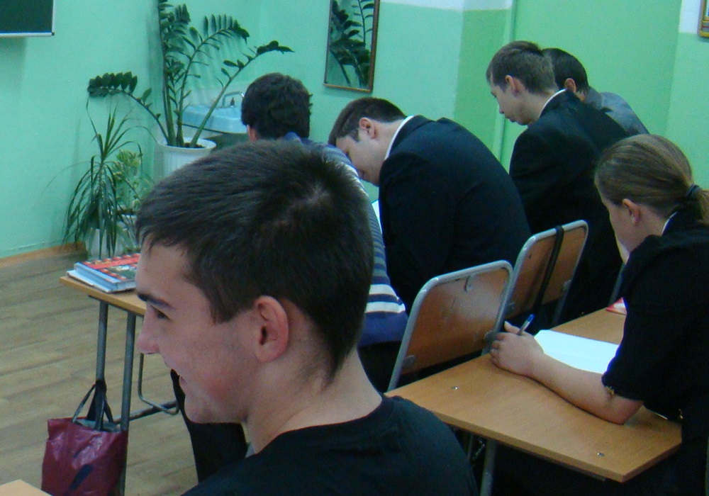 Спасатели ЕАО преподали урок гражданской обороны биробиджанским школьникам