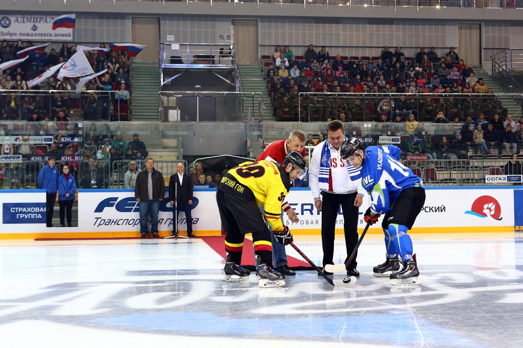 Символическое вбрасывание на игре открытия