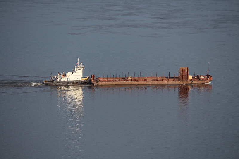 Грузовое судно "Паром-5" село на мель на реке Лене, следуя из Якутска в Нижний Бестях Алексей Толстяков, YakutiaMedia