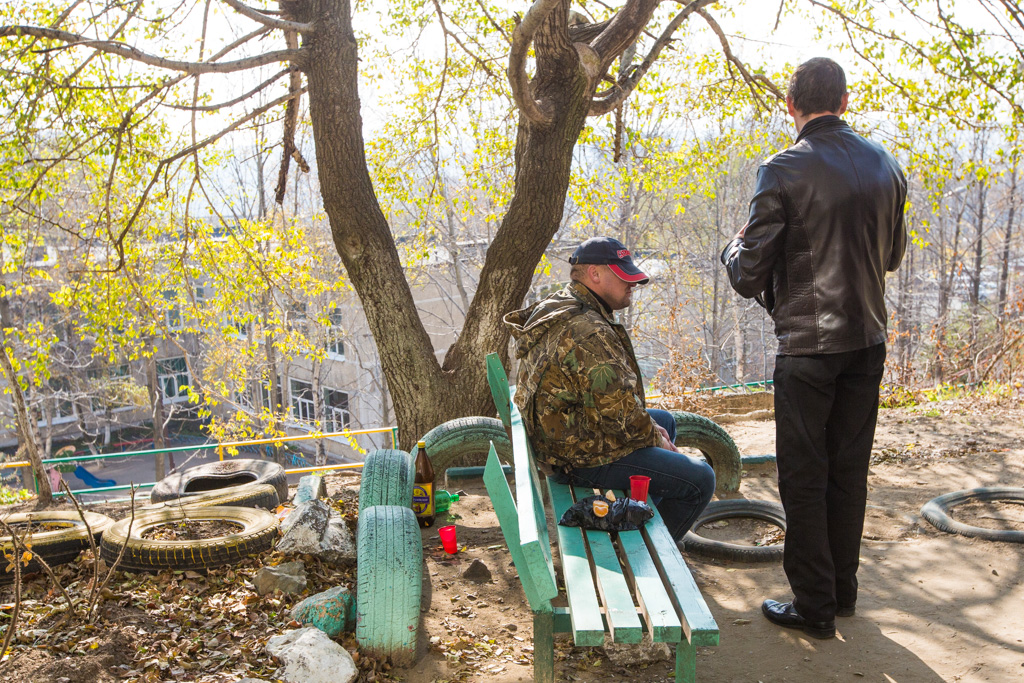 Неподалеку от магазина нетрезвая компания распивала спиртные напитки прямо на детской площадке