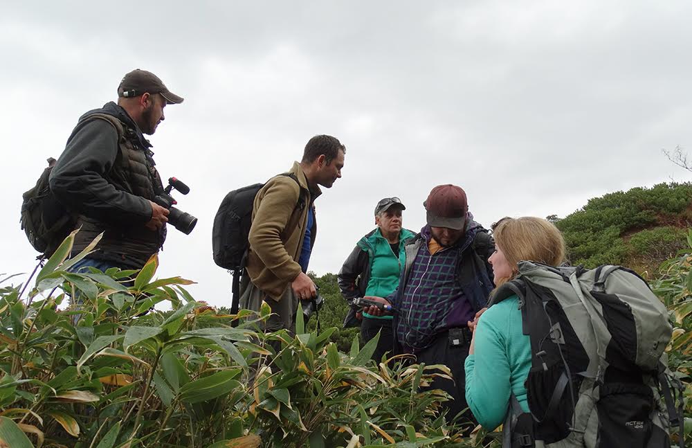 Фотограф-путешественник со съемочной группой телеканала "Моя планета" приехал на Кунашир
