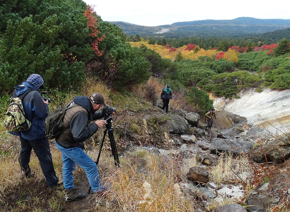 Фотограф-путешественник со съемочной группой телеканала "Моя планета" приехал на Кунашир