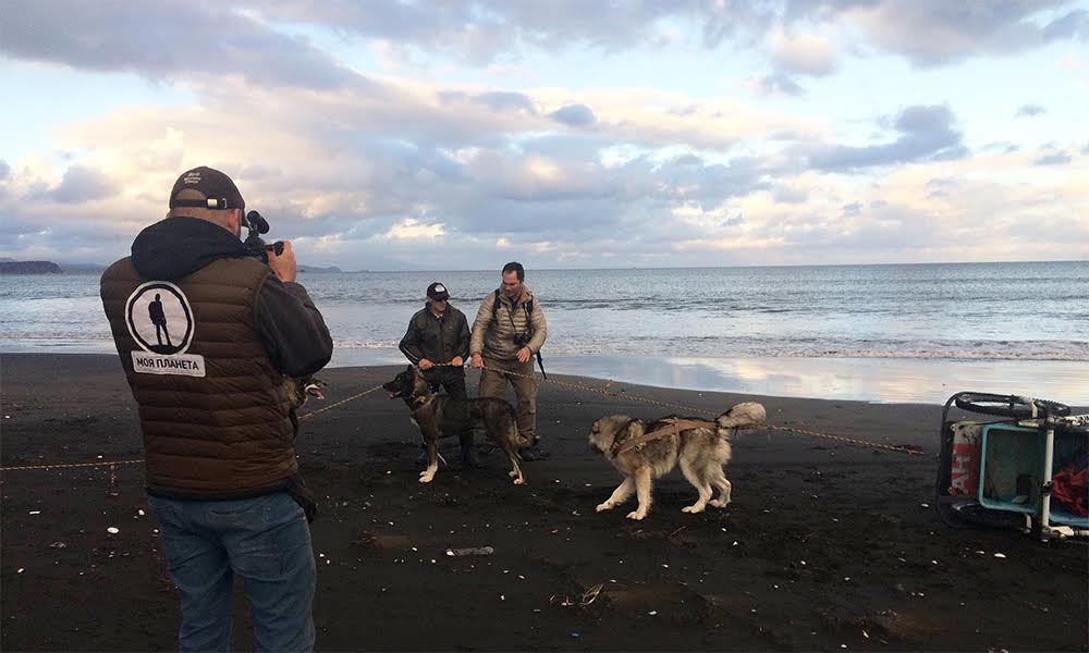 Фотограф-путешественник со съемочной группой телеканала "Моя планета" приехал на Кунашир