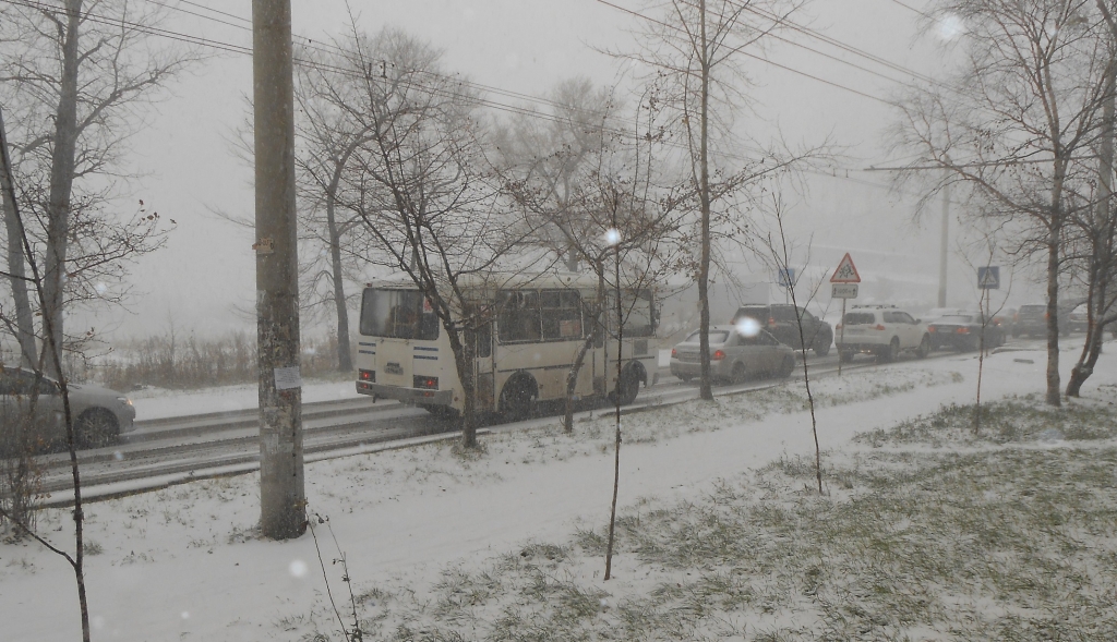 Во всех районах города на дорогах образовались многокилометровые пробки