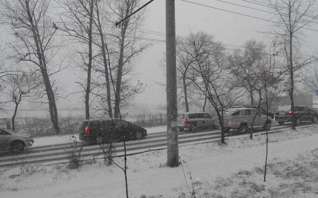 Мокрый снег затруднил движение по всем автомагистралям