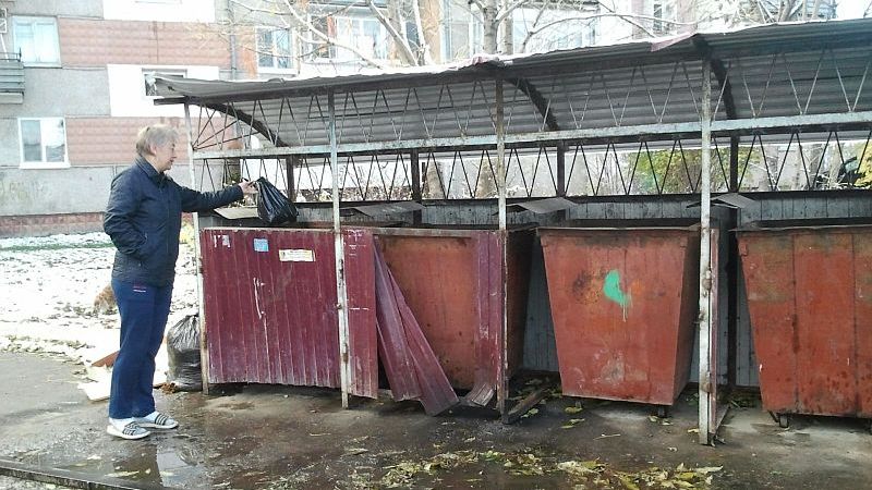 Разбитая мусорка – лишь один пункт в ряду претензий Марии Складчиковой к председателю