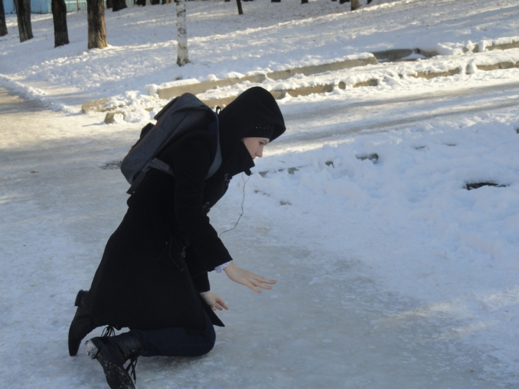 Гололедный период открылся в большинстве дворов Хабаровска