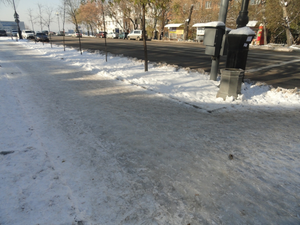 Гололедный период открылся в большинстве дворов Хабаровска