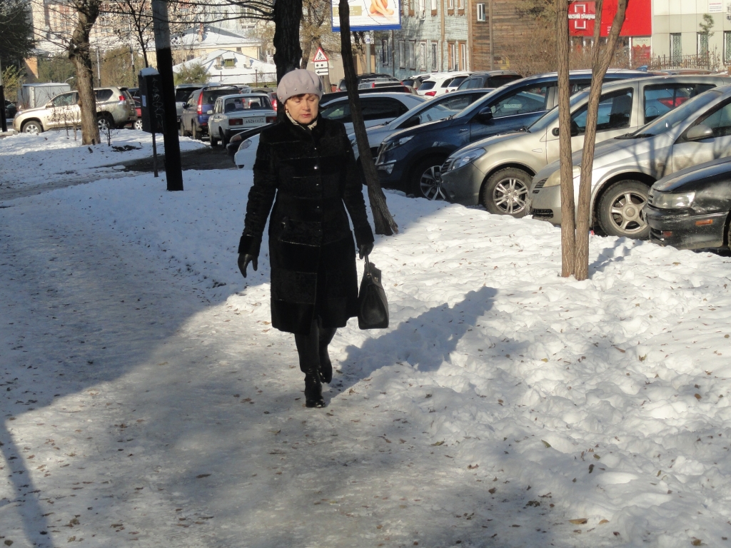 Гололедный период открылся в большинстве дворов Хабаровска