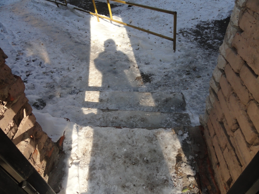 Гололедный период открылся в большинстве дворов Хабаровска