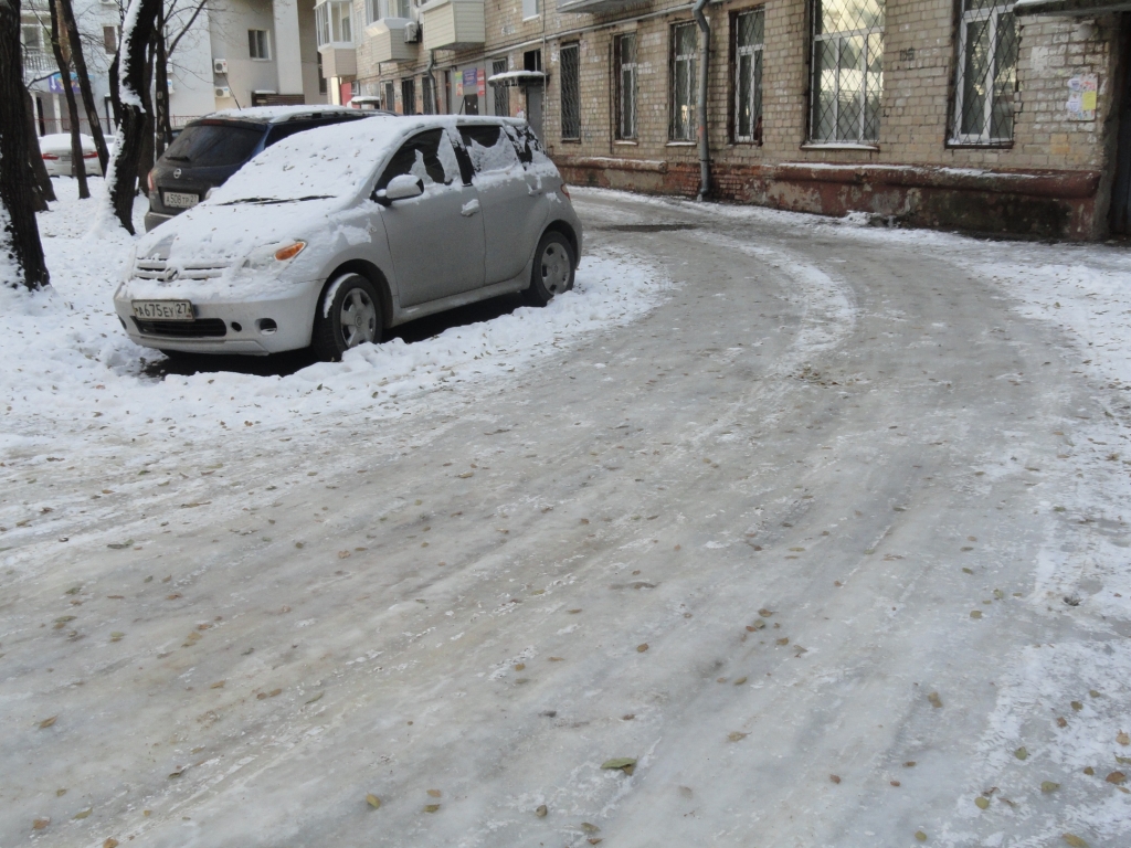 Гололедный период открылся в большинстве дворов Хабаровска