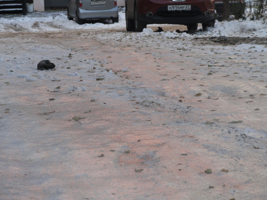 Гололедный период открылся в большинстве дворов Хабаровска