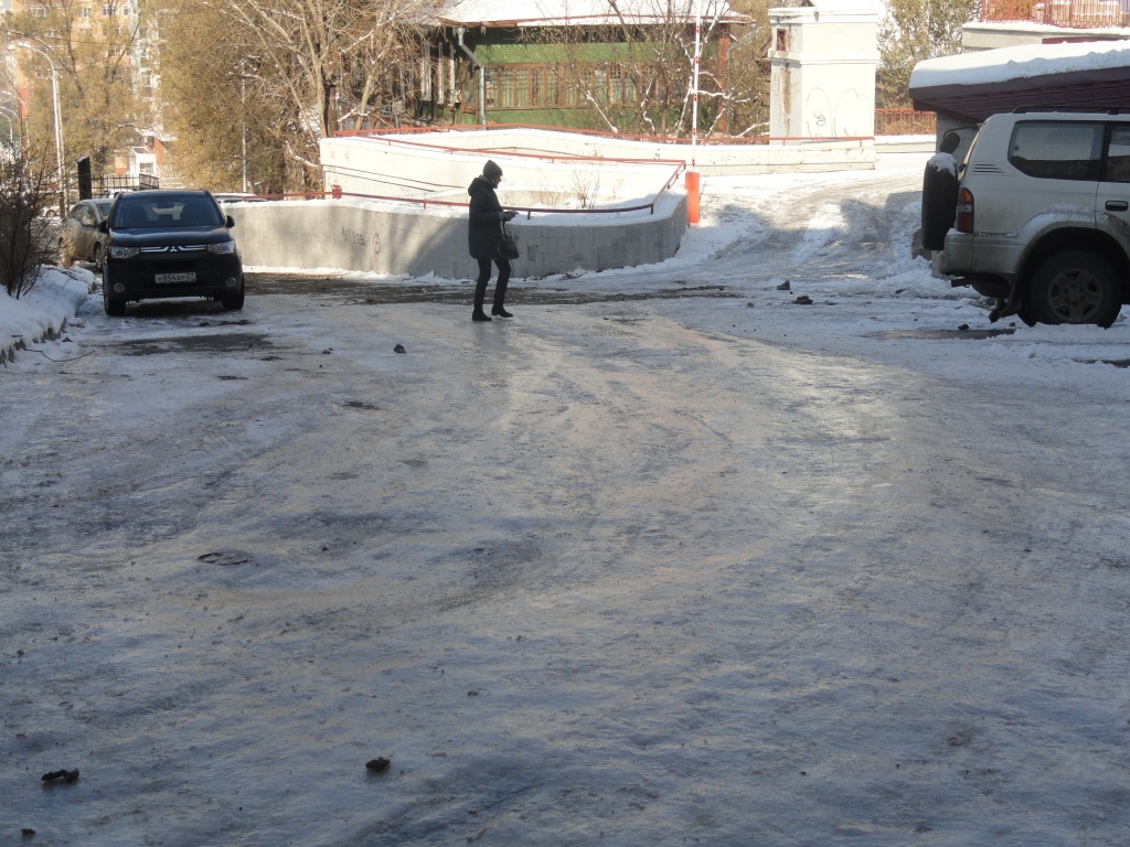 Гололедный период открылся в большинстве дворов Хабаровска