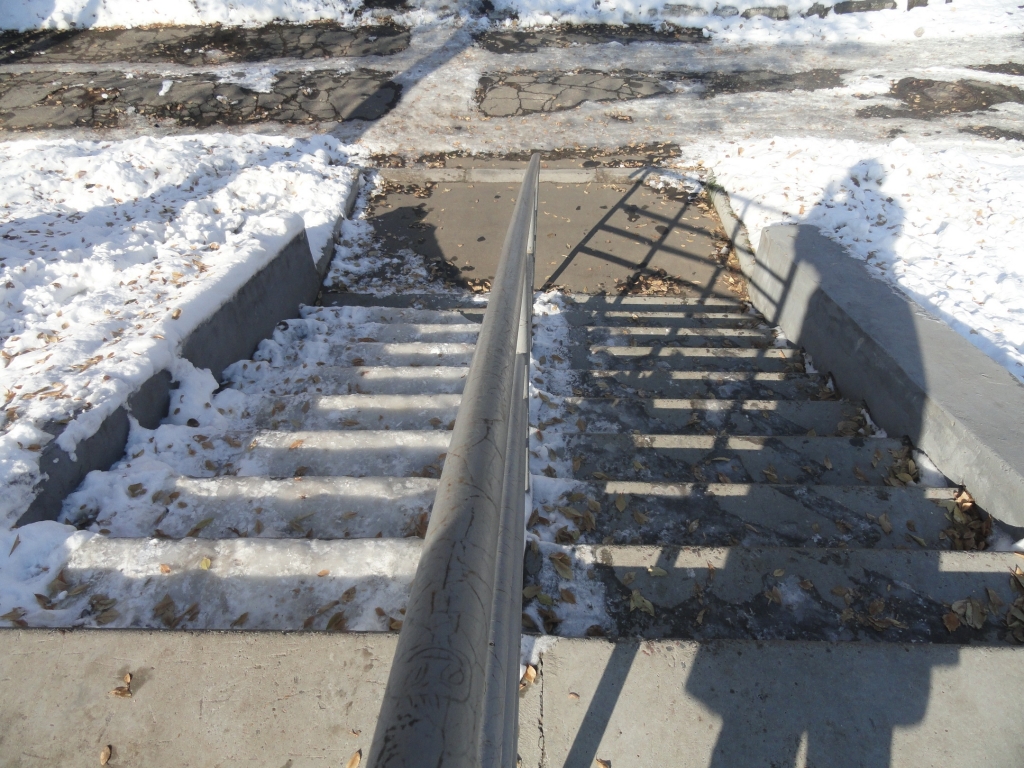 Гололедный период открылся в большинстве дворов Хабаровска