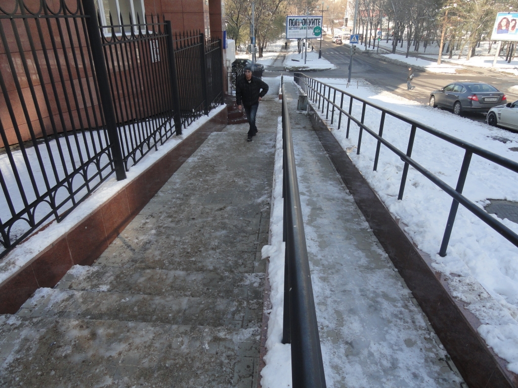 Гололедный период открылся в большинстве дворов Хабаровска