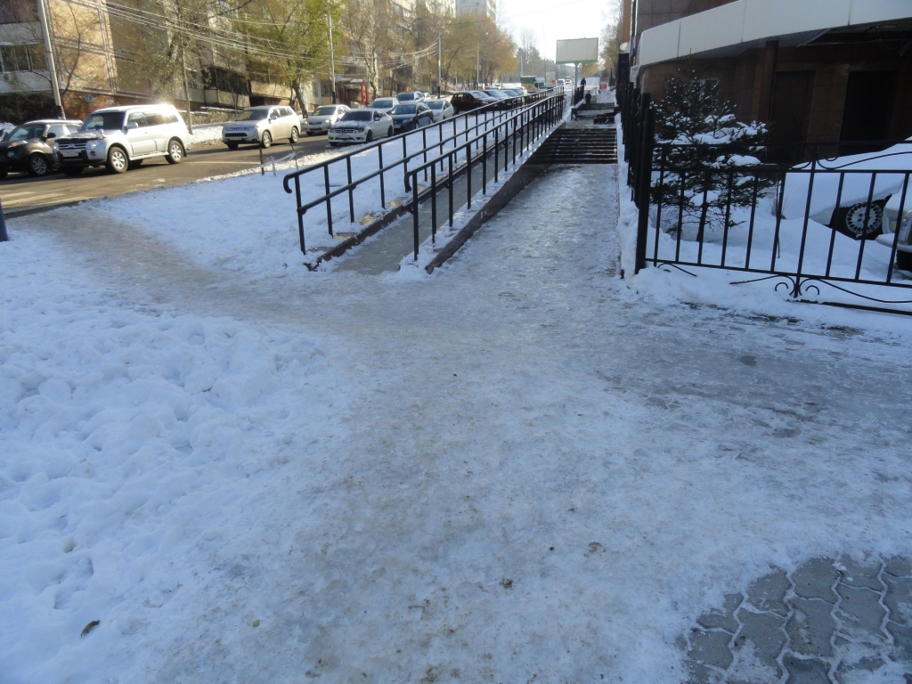 Гололедный период открылся в большинстве дворов Хабаровска
