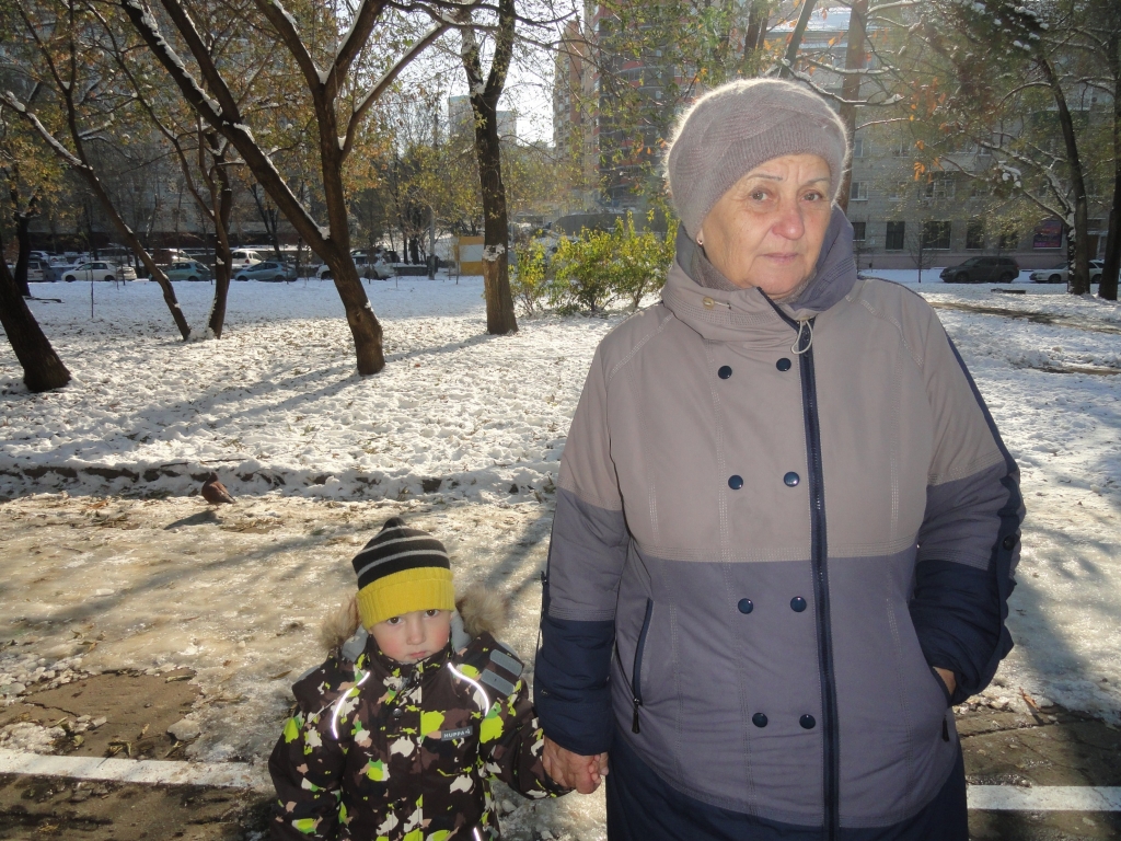 Гололедный период открылся в большинстве дворов Хабаровска