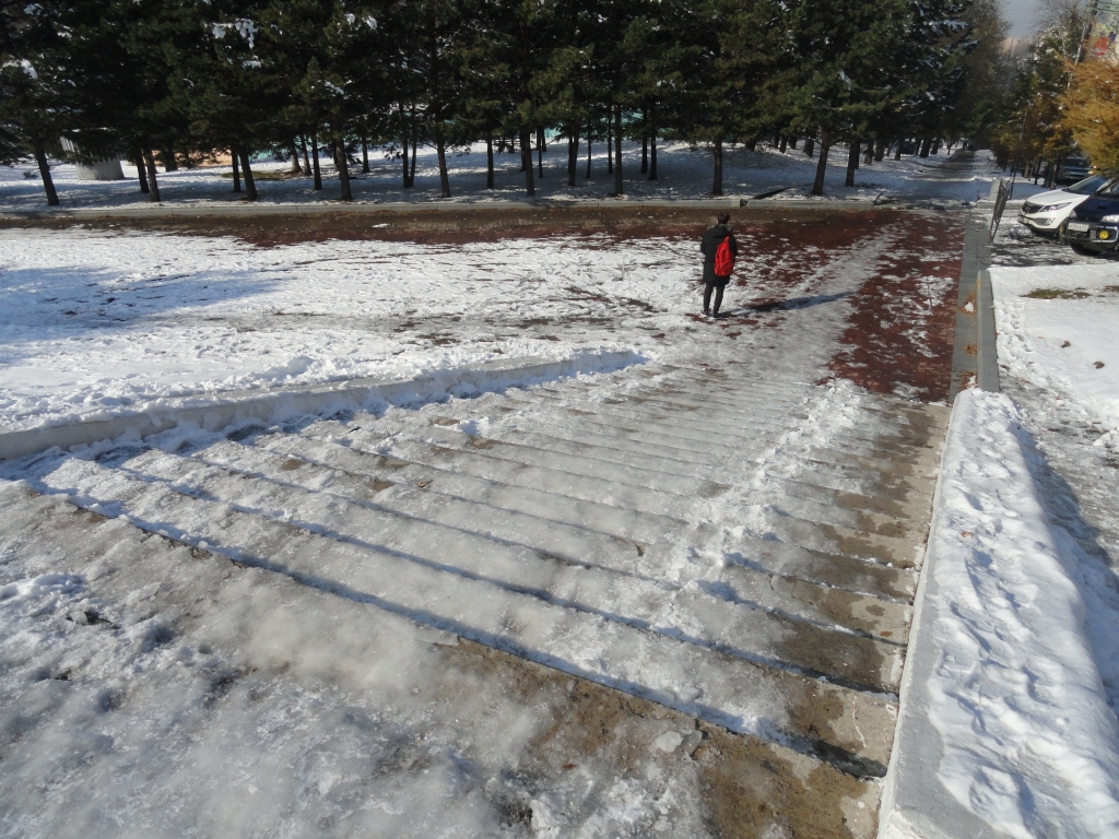 Гололедный период открылся в большинстве дворов Хабаровска