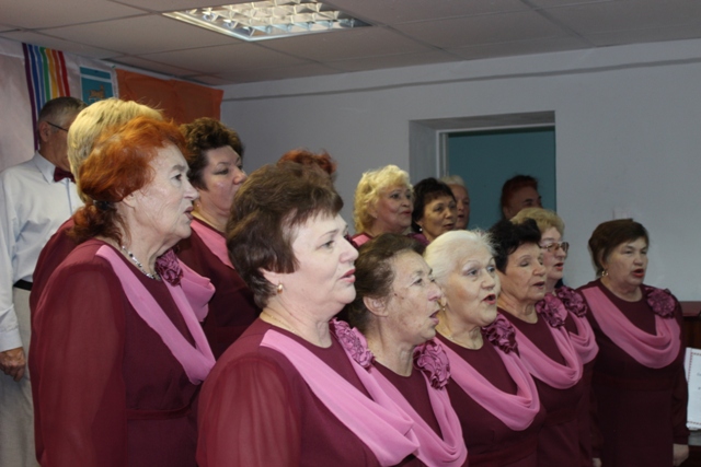 Выступает хор ветеранов