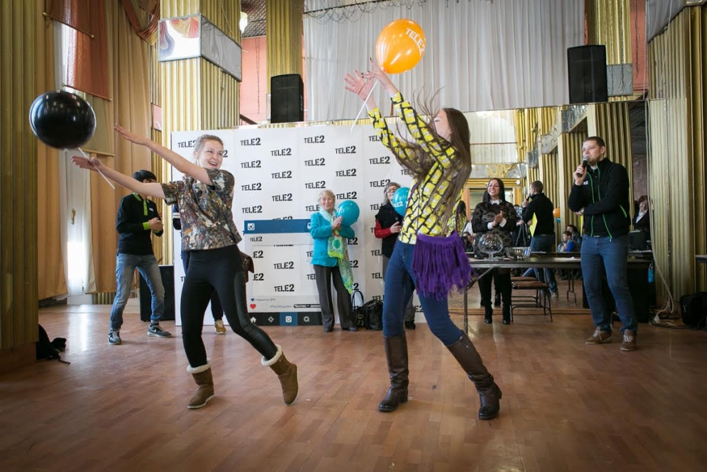 Компания Tele2 наградила победителей первого этапа акции "Право на низкие цены" в Магадане