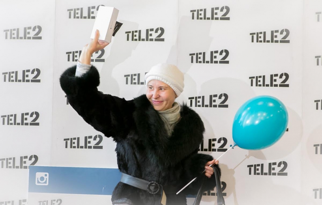 Компания Tele2 наградила победителей первого этапа акции "Право на низкие цены" в Магадане