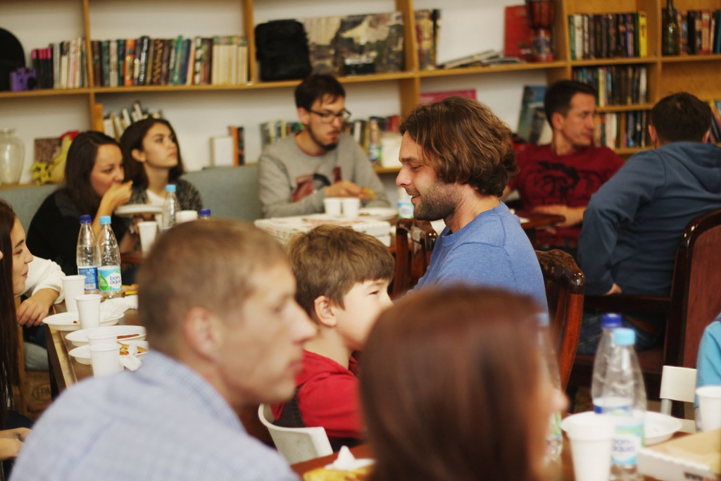 Порядка 15 человек собрались попробовать новую пиццу