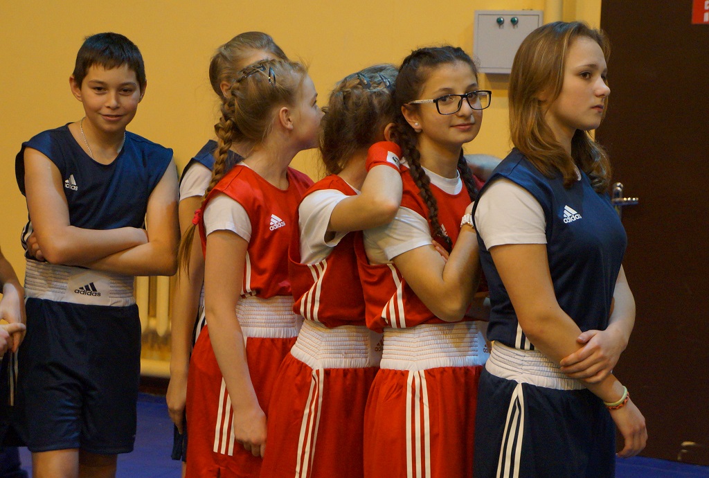 Хрупкие девушки готовы к бою