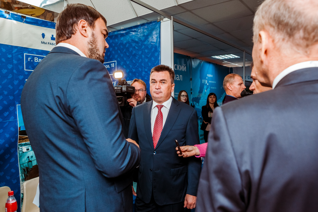 Губернатор у павильона компании "Эколос-ДВ"