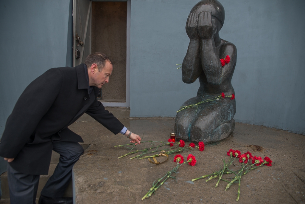 Цветы возложил уполномоченный по правам человека в Магаданской области Александр Суровцев