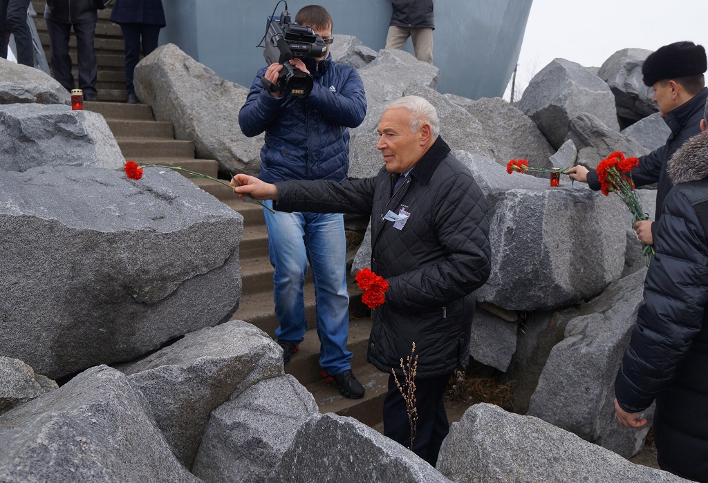 Цветы возлагает Владимир Печеный