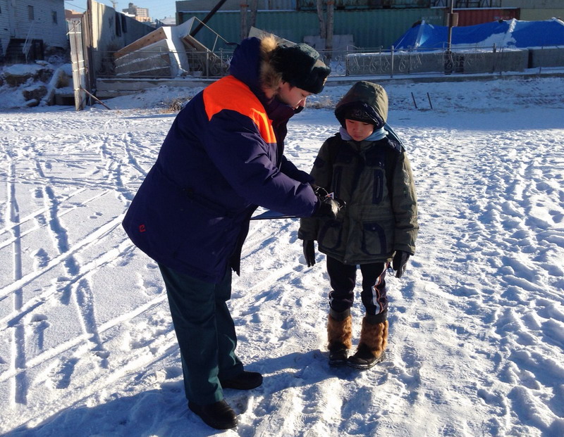  Инспекторы ГИМС проверили толщину льда на Сайсарском озере в Якутске