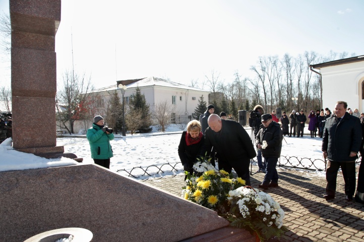 Возложение цветов к памятному кресту