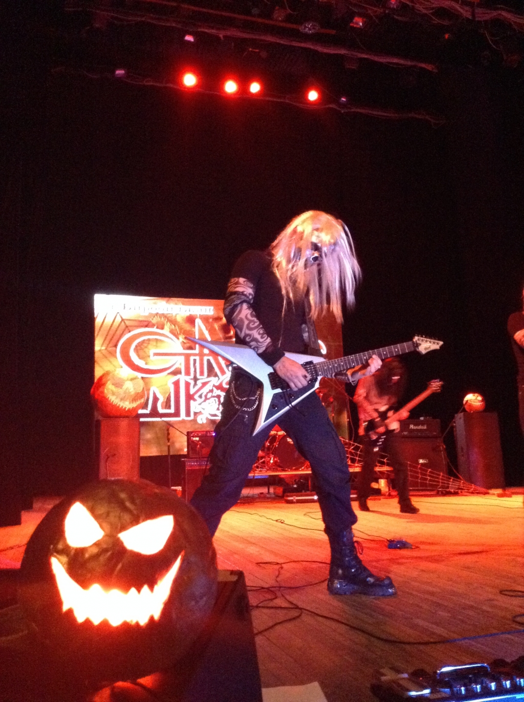 Атмосферу Хэллоуина передавал особый антураж сцены