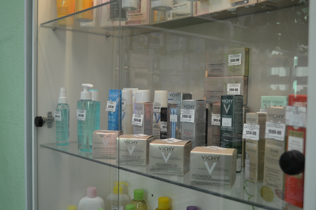 Скидки на все предлагают покупателям в аптеке "Бира-Фарм"