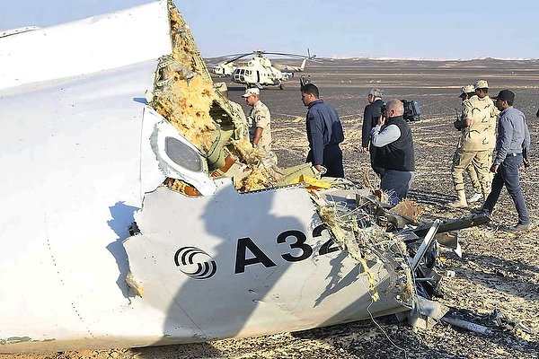 Эксперты выясняют причины крушения A321 "КогалымАвиа" EPA