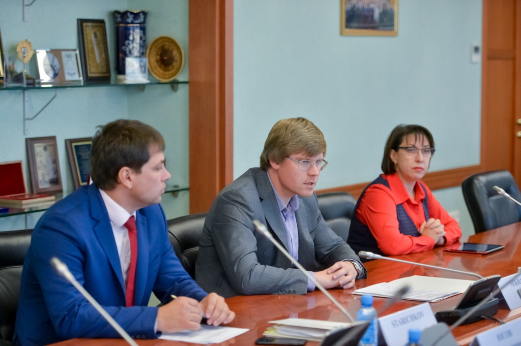 Встречу провел вице-губернатор Приморья Сергей Нехаев