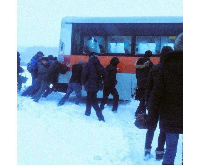 Жители Иркутска толкают автобус в Маркова Скриншот со страницы группы ДТП 38RUS в vk.com