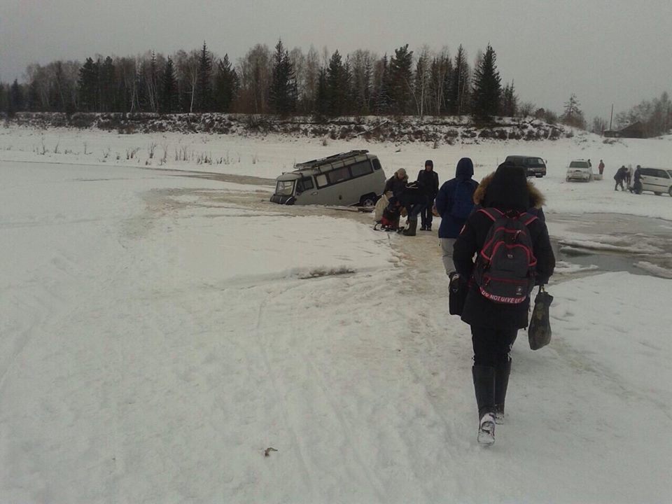 Безрассудные водители проваливаются в воду, выезжая на неокрепший лед в Якутии